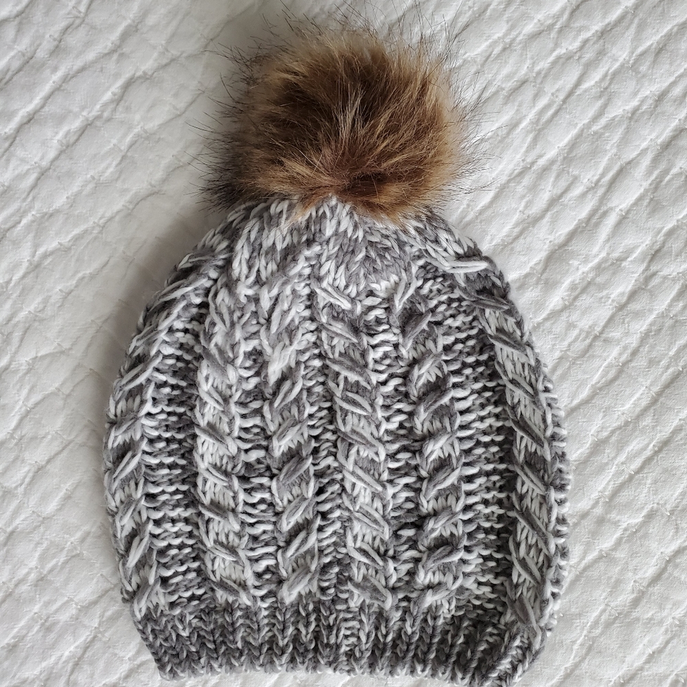 Women's knit pom beanie
